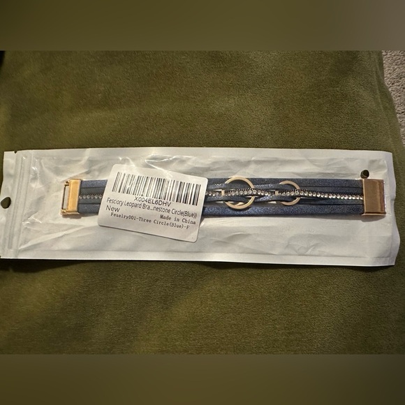 NEW Blue Leather Circle Magnetic Clasp Stackable Style Bracelet - Picture 6 of 6